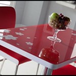 Mondi mutfak masası kırmızı