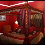 Şık kırmızı yatak odası dekorasyonu