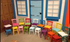 Dekoratif renkli sandalyeler