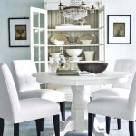 Beyaz ahşap yuvarlak masa ve koltuklarıyla yemek odası