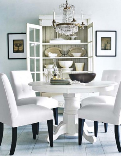 beyaz ahşap yuvarlak masa ve koltuklarıyla yemek odası