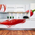 Beyaz mutfak dolapları için kırmızı biber motifli duvar kağıdı