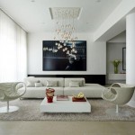 Beyaz renkli modern sarkıt aydınlatıcı ile döşenmiş oturma odası dekorasyonu