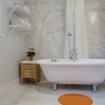 Beyaz tuğla duvar çıkarması ile dekore edilmiş küveti ile modern banyo tasarımı
