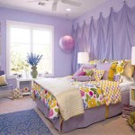 Dekoratif duvarı ve mor renkleriyle kız odası dekorasyonu