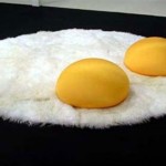 Yumurta konseptli beyaz tüylü halı ve sarı minder