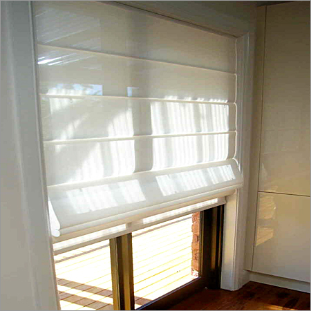 Katlamalı özelliği ile balkon kapısı için stor perde