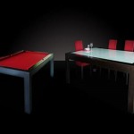 Koyu renkli yemek ve kırmızı tasarımı ile bilardo masası