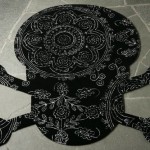 Kuru kafa modelinde desenli siyah beyaz halı tasarımı