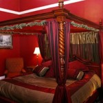 Kırmızı renklerle dekoratif ahşap yatak odası tasarımı