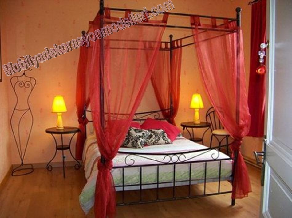 Kırmızı tül perde ve siyah dekoratif yatak odası dekorasyonu