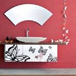 Kırmızı ve pembe modern banyo ile kelebek süslemeleri