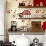 Kırmızı yuvarlak şekilleri ile mutfak duvar kağıdı