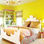 Limon sarısı renk duvarı ile dekoratif kız odası
