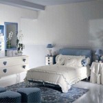 Mavi beyaz renklerde yatak odası dekorasyonu