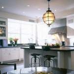 Modern beyaz mutfak üzerinde spot ve modern dekoratif lamba ile mutfak