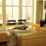 Modern deri krem renk koltuklar ve duvar tv ile oturma odası