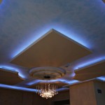 Modern mavi renk ve mavi ışıklandırması ile tavan dizaynı