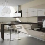 Modern tasarım krem renk dolapları ile italyan mutfak dekorasyonu
