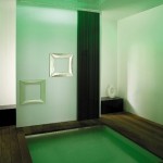 Modern yeşil ışıklandırmasıyla duş yeri
